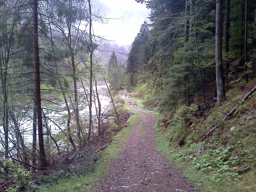 La ciclabile (sterrata) Alagna – Scopello in una bellissima giornata uggiosa