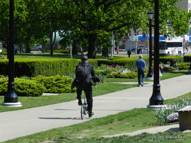 Ritratto di una metropoli che pedala, ovvero: Toronto by bike… From the coach!