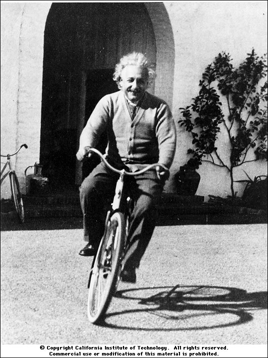 Se Einstein fosse vivo andrebbe in bicicletta